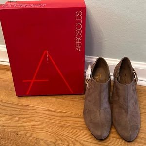 NEVER WORN!! WIDE SHOES! AEROSOLES, gorgeous taupe faux-suede heels, 8.5W